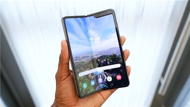 Piyasa Çıkmadan Bozulan Galaxy Fold'un Ekranı Neden Koruyucu Film Zannedildi?