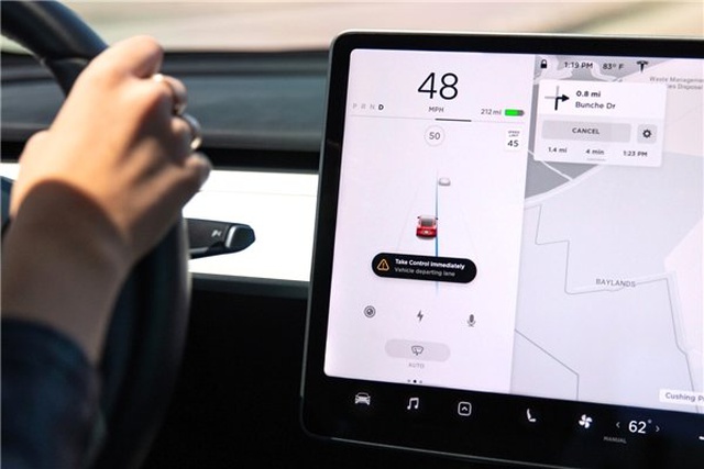 Tesla, Otopilot Özelliği Olan Modeller İçin İki Önemli Yeniliği Duyurdu