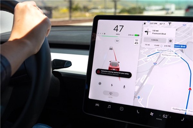 Tesla, Otopilot Özelliği Olan Modeller İçin İki Önemli Yeniliği Duyurdu