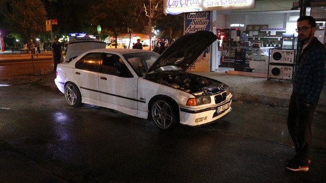 Otomobili Yanarken Kameraya Kaydeden Vatandaşlara Ateş Açtı!