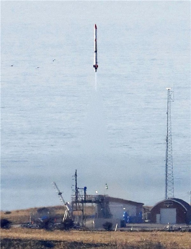 Japonya'nın Falcon 9'un Yanında Yavrusu Gibi Kalan Roketi İlk Kez Uzaya Ulaştı
