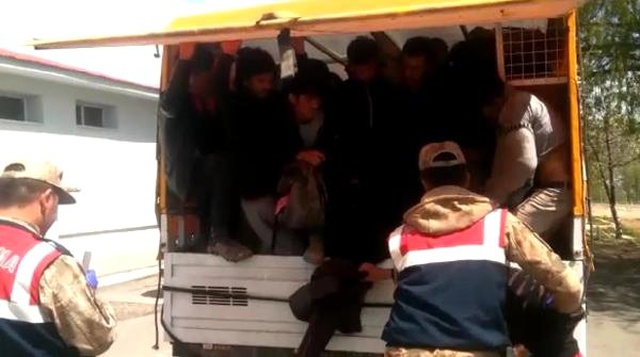Kamyonet Kasasından 55 Kaçak Göçmen Çıktı