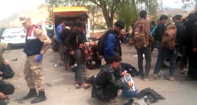 Kamyonet Kasasından 55 Kaçak Göçmen Çıktı