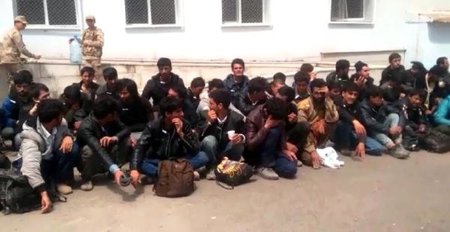 Kamyonet Kasasından 55 Kaçak Göçmen Çıktı
