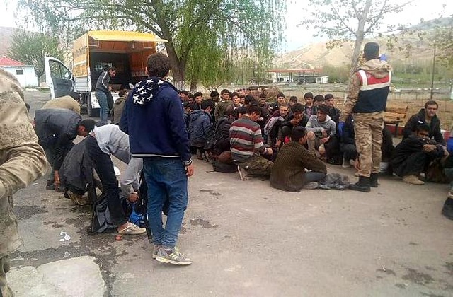 Kamyonet Kasasından 55 Kaçak Göçmen Çıktı