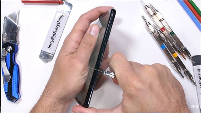 Lg'nin Yeni Amiral Gemisi G8 Sağlamlık Testine Sokuldu (Video)