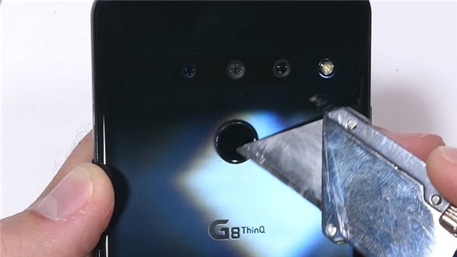Lg'nin Yeni Amiral Gemisi G8 Sağlamlık Testine Sokuldu (Video)