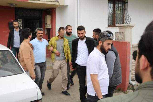 Eşiyle İlişkisinden Şüphelendiği Arkadaşını Bıçakla Rehin Aldı! Eşiyle İlişkisinden Şüphelendiği Arkadaşını Bıçakla Rehin Aldı!