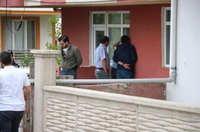 Eşiyle İlişkisinden Şüphelendiği Arkadaşını Bıçakla Rehin Aldı! Eşiyle İlişkisinden Şüphelendiği Arkadaşını Bıçakla Rehin Aldı!