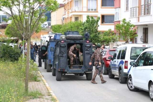 Eşiyle İlişkisinden Şüphelendiği Arkadaşını Bıçakla Rehin Aldı! Eşiyle İlişkisinden Şüphelendiği Arkadaşını Bıçakla Rehin Aldı!