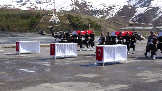 Hakkari'de Şehit Askerler İçin Tören Düzenlendi Hakkari'de Şehit Askerler İçin Tören Düzenlendi