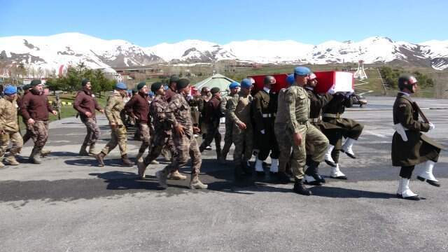 Hakkari'de Şehit Askerler İçin Tören Düzenlendi Hakkari'de Şehit Askerler İçin Tören Düzenlendi