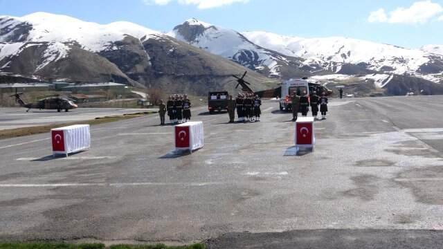 Hakkari'de Şehit Askerler İçin Tören Düzenlendi Hakkari'de Şehit Askerler İçin Tören Düzenlendi