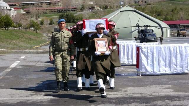 Hakkari'de Şehit Askerler İçin Tören Düzenlendi Hakkari'de Şehit Askerler İçin Tören Düzenlendi