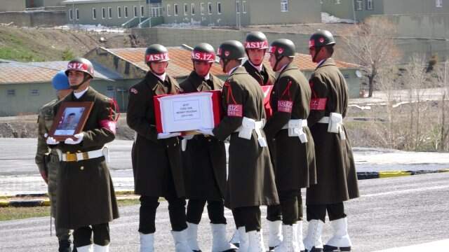 Hakkari'de Şehit Askerler İçin Tören Düzenlendi Hakkari'de Şehit Askerler İçin Tören Düzenlendi