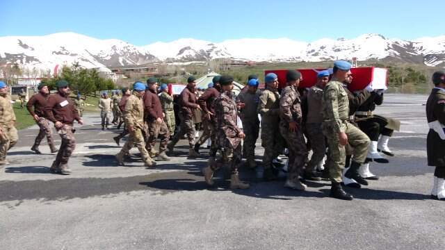 Hakkari'de Şehit Askerler İçin Tören Düzenlendi Hakkari'de Şehit Askerler İçin Tören Düzenlendi