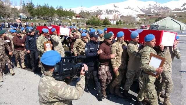 Hakkari'de Şehit Askerler İçin Tören Düzenlendi Hakkari'de Şehit Askerler İçin Tören Düzenlendi