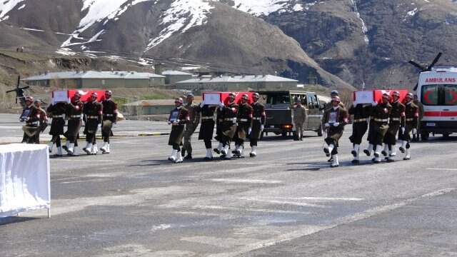 Hakkari'de Şehit Askerler İçin Tören Düzenlendi Hakkari'de Şehit Askerler İçin Tören Düzenlendi