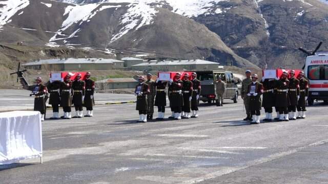 Hakkari'de Şehit Askerler İçin Tören Düzenlendi Hakkari'de Şehit Askerler İçin Tören Düzenlendi