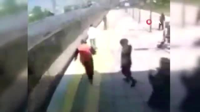 İntihara Kalkışan Kadını Trenin Önüne Atlayıp Kurtardı
