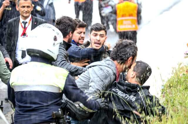 Otobüslerin Camlarını Kıran Beşiktaşlı Taraftarlar Stada Alınmadı Otobüslerin Camlarını Kıran Beşiktaşlı Taraftarlar Stada Alınmadı