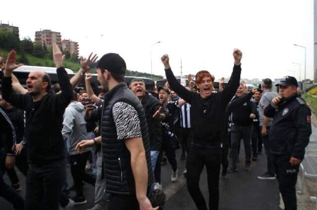Otobüslerin Camlarını Kıran Beşiktaşlı Taraftarlar Stada Alınmadı Otobüslerin Camlarını Kıran Beşiktaşlı Taraftarlar Stada Alınmadı