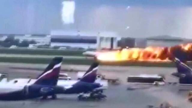 Rusya'da Yolcu Uçağı Alev Aldı: 13 Ölü 6 Yaralı! Rusya'da Yolcu Uçağı Alev Aldı: 41 Kişi Hayatını Kaybetti