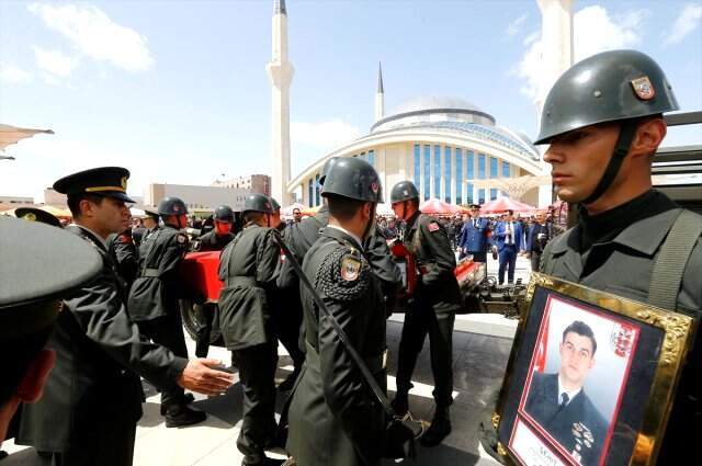 Şehit Olan Yüzbaşının Cenazesinde 34 Kişi Gözaltına Alındı! Şehit Olan Yüzbaşının Cenazesinde 34 Kişi Gözaltına Alındı!