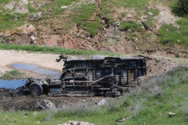 Şırnak'ta El Yapımı Patlayıcı Öğrenci Servisinin Geçişi Sırasında Patladı: 2 Ölü Şırnak'ta El Yapımı Patlayıcı Öğrenci Servisinin Geçişi Sırasında Patladı: 2 Ölü