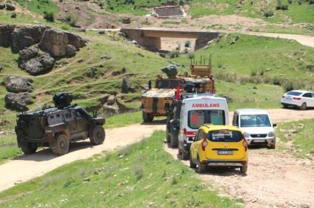 Şırnak'ta El Yapımı Patlayıcı Öğrenci Servisinin Geçişi Sırasında Patladı: 2 Ölü Şırnak'ta El Yapımı Patlayıcı Öğrenci Servisinin Geçişi Sırasında Patladı: 2 Ölü