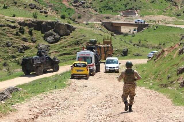 Şırnak'ta El Yapımı Patlayıcı Öğrenci Servisinin Geçişi Sırasında Patladı: 2 Ölü Şırnak'ta El Yapımı Patlayıcı Öğrenci Servisinin Geçişi Sırasında Patladı: 2 Ölü