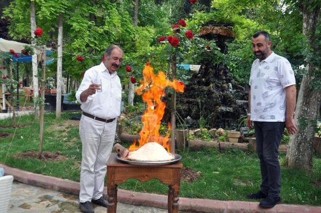 10 Kilo Tuzun İçinde Pişiyor! Tuzda Tavuk Yemeğinin Tadına Bakan Hayran Kalıyor