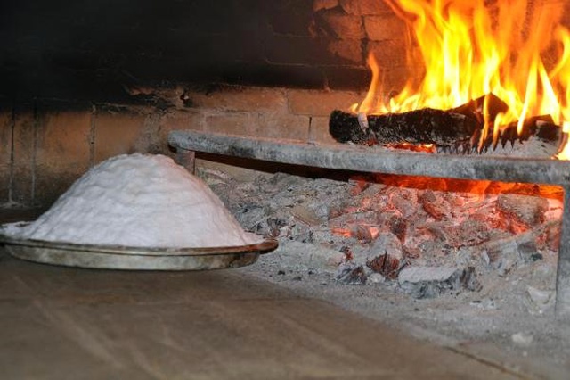 10 Kilo Tuzun İçinde Pişiyor! Tuzda Tavuk Yemeğinin Tadına Bakan Hayran Kalıyor