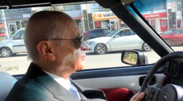 MHP Lideri Bahçeli, Klasik Otomobilinin Direksiyonuna Geçip Ankara'yı Turladı