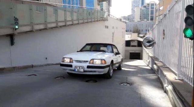 MHP Lideri Bahçeli, Klasik Otomobilinin Direksiyonuna Geçip Ankara'yı Turladı