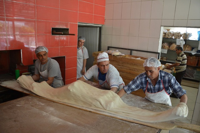 3,20 Metre Uzunluğundaki Dev Ramazan Pidesi 60 Liradan Satıldı