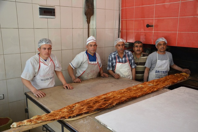 3,20 Metre Uzunluğundaki Dev Ramazan Pidesi 60 Liradan Satıldı