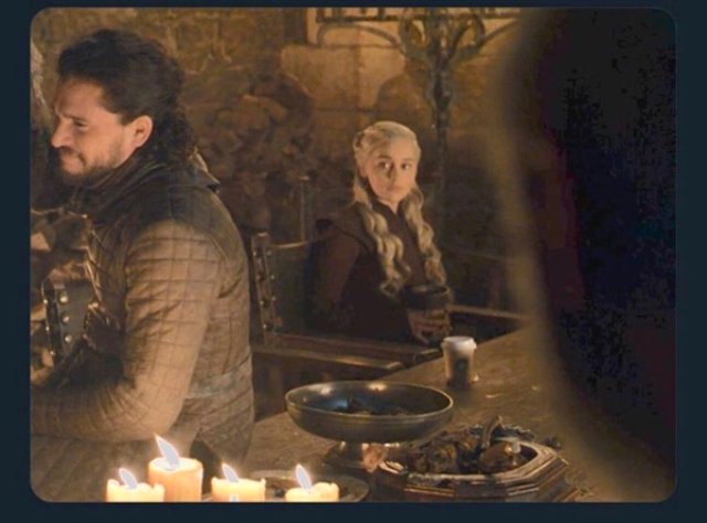 Game Of Thrones'da Güldüren Hata! Masanın Üstünde Bardak Unutuldu