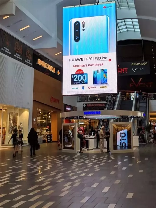 Huawei, Bir Alışveriş Merkezinde Samsung'u Fena Trolledi