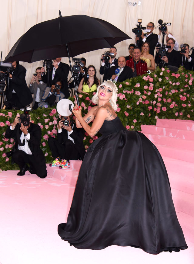 Dünyaca Ünlü Şarkıcı Lady Gaga, MET Gala'da Giydiği Kıyafetlerle Olay OIdu