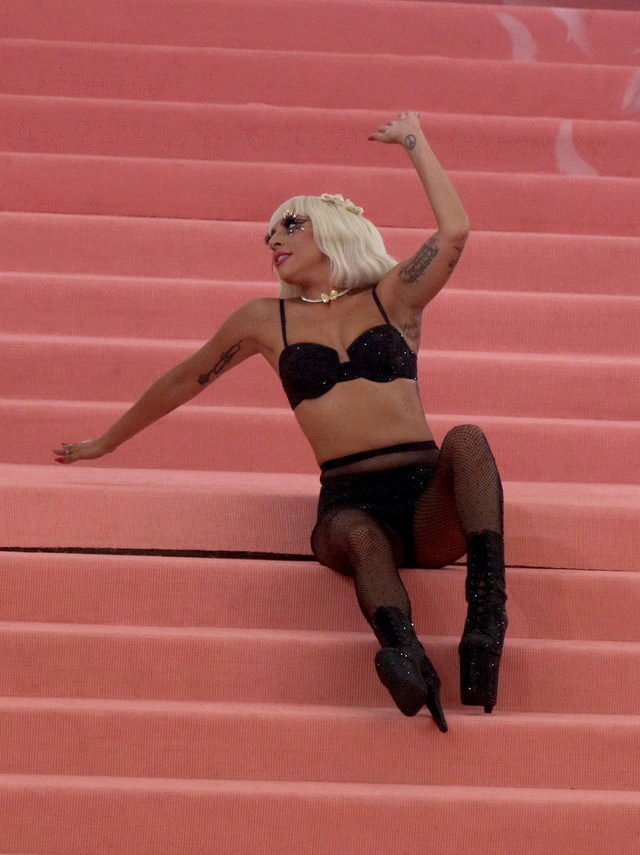 Dünyaca Ünlü Şarkıcı Lady Gaga, MET Gala'da Giydiği Kıyafetlerle Olay OIdu