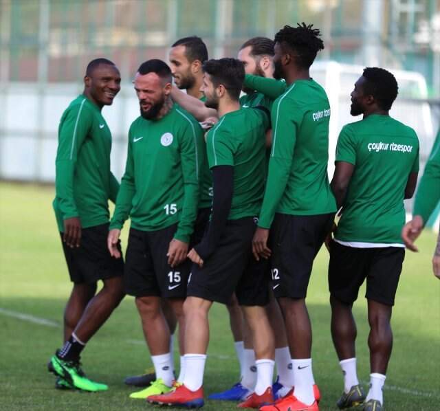 Galatasaray Maçı Öncesi Çaykur Rizespor'da Vedat Muriqi ve Aatıf Antrenmana Katılmadı Galatasaray Maçı Öncesi Çaykur Rizespor'da Vedat Muriqi ve Aatıf Antrenmana Katılmadı