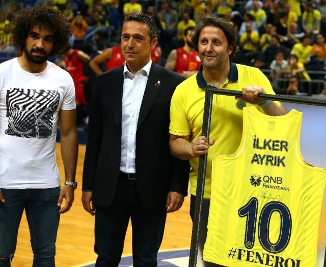 Fenerbahçe Başkanı Ali Koç'tan İlker Ayrık'a Teşekkür Hediyesi