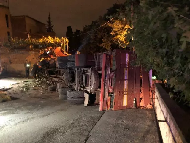 Freni Boşalan Tuğla Yüklü Kamyon Sahur Vakti Evin Duvarına Çarptı