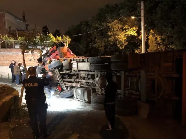 Freni Boşalan Tuğla Yüklü Kamyon Sahur Vakti Evin Duvarına Çarptı