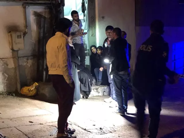 Freni Boşalan Tuğla Yüklü Kamyon Sahur Vakti Evin Duvarına Çarptı