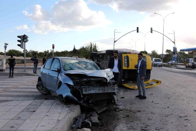 Otomobil ile İşçileri Taşıyan Minibüs Çarpıştı! Çok Sayıda Yaralı Var