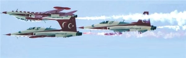 Türk <a class='keyword-sd' href='/pilot/' title='Pilot'>Pilot</a>, Dünyada Bir İlki Başararak Daha Önce Yapılmamış Bir Akrobasi Hareketi Yaptı