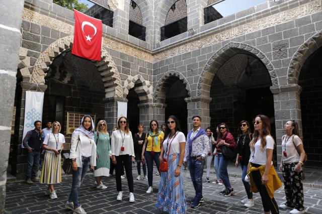 'Her Şehri Ünlüsüyle Geziyoruz' Projesi Diyarbakır Turuyla Devam Etti