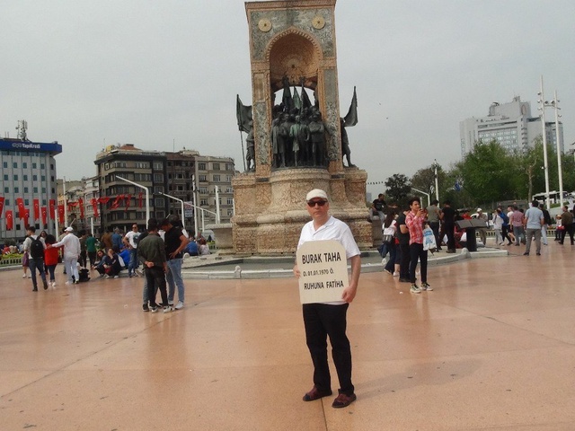 Kendi Mezar Taşını Yaptırıp Taksim'de Dolaştı